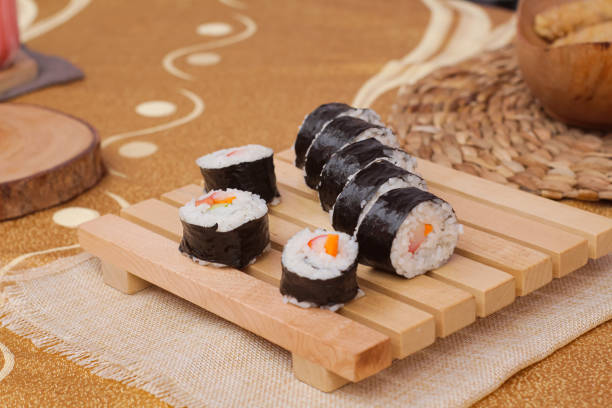 新鮮で安い日本の巻き寿司のセット - appetizer asia carrot maki sushi ストックフォトと画像