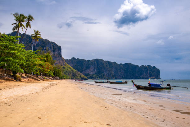 blick auf den ao nang beach in krabi, thailand - ao nang stock-fotos und bilder