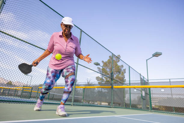 pickleball - action adult adults only ball imagens e fotografias de stock