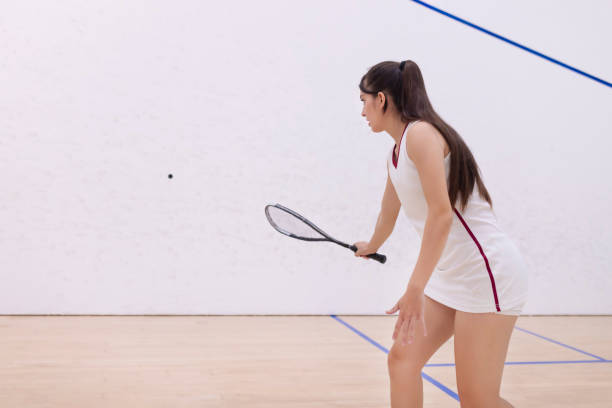 jeune femme avec des vêtements de squash et une raquette - racketball racket ball court photos et images de collection