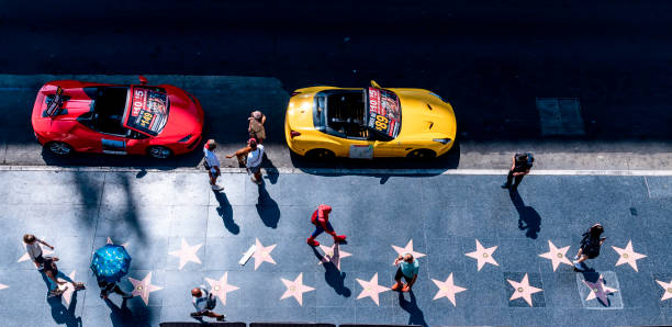 hollywood walk of fame touristen - the hollywood boulevard stock-fotos und bilder