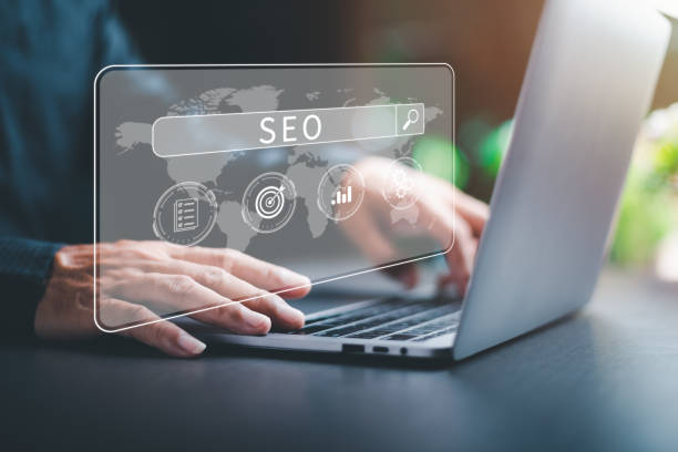 Marketers use laptops to analyze SEO, optimization analytics tools concepts. search engine ranking Social media sites based on results analytics data, effective keyword selection. los especialistas en marketing utilizan computadoras portátiles para analizar conceptos de seo, herramientas de análisis de optimización. clasificación de motores de búsqueda sitios de redes sociales basados en datos de análisis de resultados, selecc
