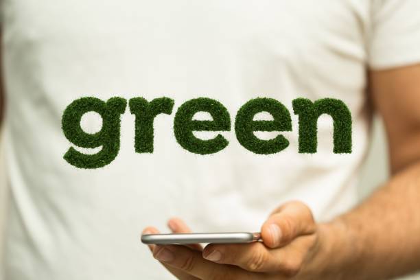 3d renderizado de mão segurando smartphone com palavra renderizada "verde" sobre ele, negócio da natureza - economise - fotografias e filmes do acervo