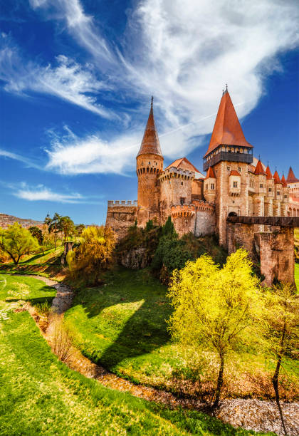 castillo de corvin con puente de madera, hunedoara, castillo de hunyad, transilvania, rumania, europa. - hunyad castle fotografías e imágenes de stock
