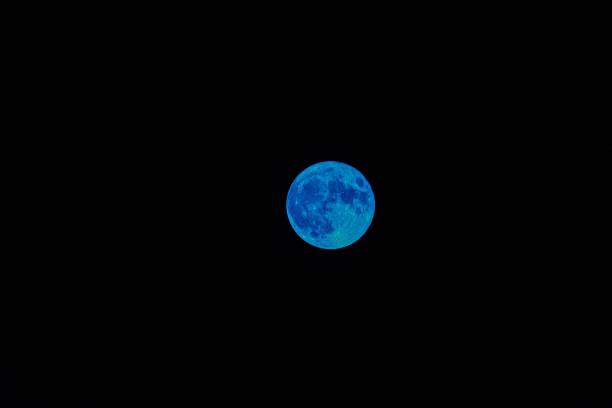 マドリードのコミュニティから見た真っ青なスーパームーン。 - super moon ストックフォトと画像