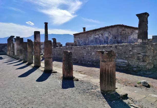 pompeii - columns of the sanctuary of apollo - sanctuary of apollo international landmark sunny sunlight imagens e fotografias de stock