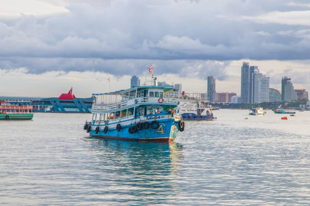 um ferry boat pelo cais bali hai no distrito de pattaya chonburi tailândia - bali hai - fotografias e filmes do acervo