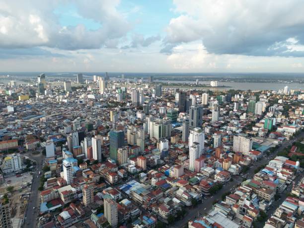 vista aérea da paisagem urbana de phnom penh, camboja sob um céu nublado - phnom penh - fotografias e filmes do acervo
