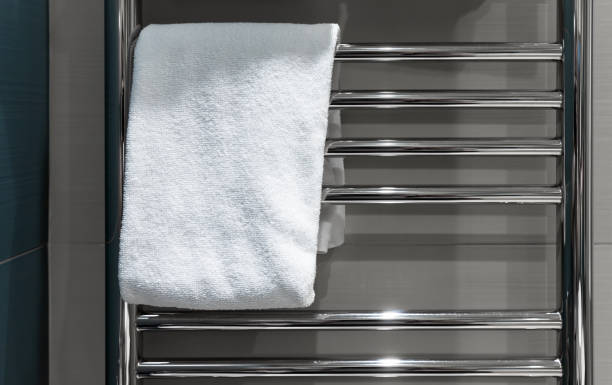 욕실의 난방 수건 걸이에 흰색 수건이 걸려 있습니다. - towel hanging bathroom railing 뉴스 사진 이미지