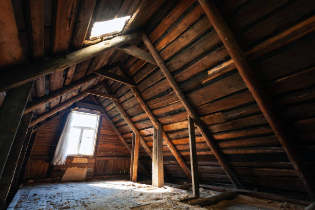 Wooden construction setting for supporting the roof of the house.