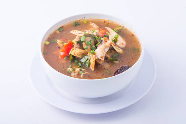 comida tailandesa favorita. sopa de pollo picante (tom yum gai baan) en el tazón blanco. - caldo de pescado fotografías e imágenes de stock