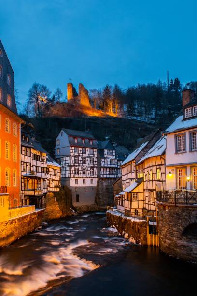 Monschau die Perle der Eifel im Winter zur blauen Stunde