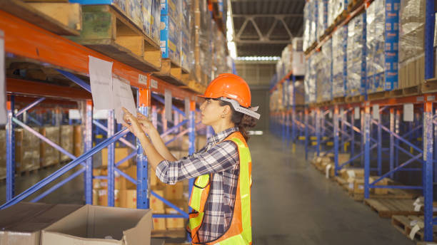 Portrait of worker woman working in large warehouse retail store industry. Rack of stock storage. Interior of cargo in ecommerce and logistic concept. Depot. People lifestyle. Shipment service. retrato de una mujer trabajadora que trabaja en la industria de grandes almacenes minoristas. rack de almacenamiento en stock. interior de carga en concepto ecommerce y logístico. depósito. estilo de vida de las personas. servicio de envío.