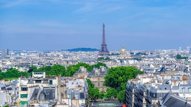 paryż, typowe budynki i dachy w marais - paris france roof apartment aerial view zdjęcia i obrazy z banku zdjęć