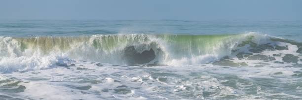 волна разбивается о берег, калифорния - half moon bay стоковые фото и изображения