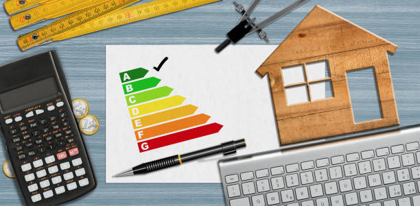 cote d’efficacité énergétique de la maison - petite maison modèle en bois sur bureau - folding ruler photos et images de collection