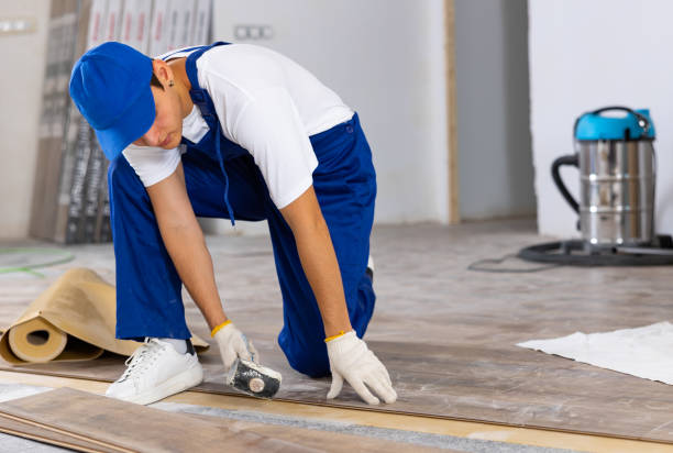 istock Male repairer installing laminate flooring in apartment 1443803235