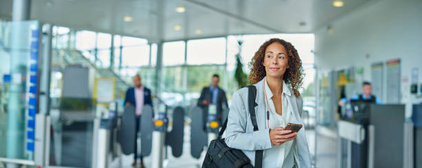 empresaria llega al aeropuerto - airport business travel arrival departure board travel fotografías e imágenes de stock