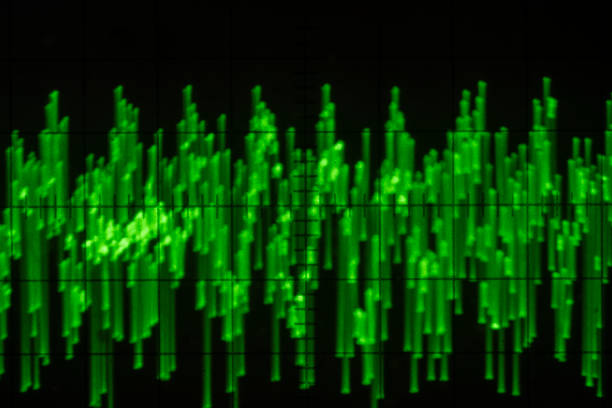 sygnał audio na ekranie oscyloskopu. komunikacja i elektronika. z bliska - oscilloscope electronics industry sine wave instrumentation zdjęcia i obrazy z banku zdjęć