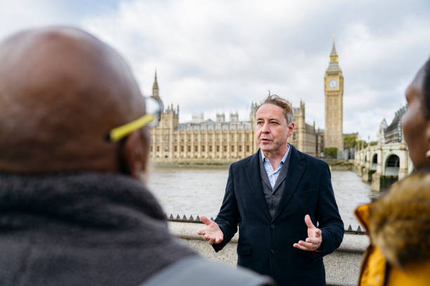 storico locale e turisti, south bank london - english culture talking men listening foto e immagini stock