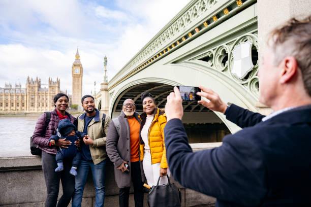 写真撮影のポーズをとる観光客、サウスバンクロンドン - travel destinations outdoors tourist uk ストックフォトと画像