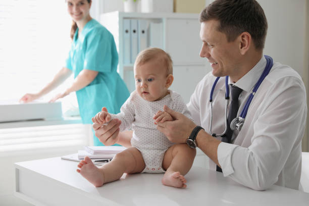 pediatra badający słodkie małe dziecko w klinice - body care horizontal cheerful illness zdjęcia i obrazy z banku zdjęć