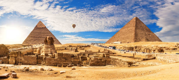 panorama wielkiego sfinksa przy piramidach w egipcie, widok zachodu słońca, giza - giza pyramids sphinx pyramid shape pyramid zdjęcia i obrazy z banku zdjęć