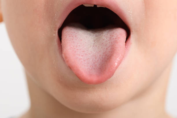 舌を突き出す小さな男の子の顔のスタジオショット - sticking out tongue ストックフォトと画像
