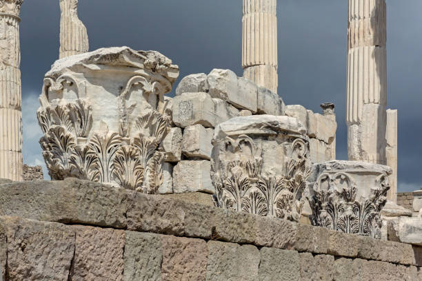 capitels corinthiens du temple en ruine de trajan dans la ville antique de pergame, iie siècle après jc. beaux nuages en arrière-plan. concept d’histoire, d’art ou d’architecture. bergama, turquie - bergama photos et images de collection