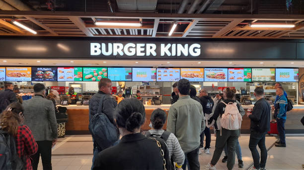 버거킹 레스토랑, 음식을 주문하는 사람들, 주문한 음식을 기다리는 사람들, 네덜란드 - burger king 뉴스 사진 이미지