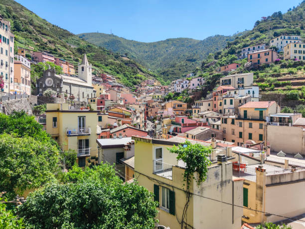 villaggio di manarola nell'entroterra ligure con strutture storiche - manarola foto e immagini stock