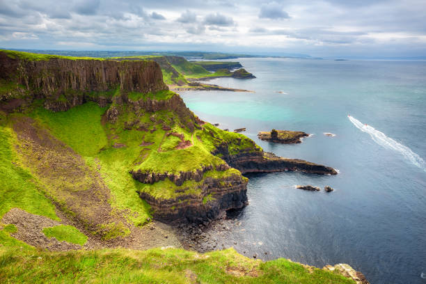 амфитеатр, залив порт-реостан и giant's causeway на заднем плане, графство антрим, северная ирландия, великобритания - традиционно ирландский стоковые фото и изображения