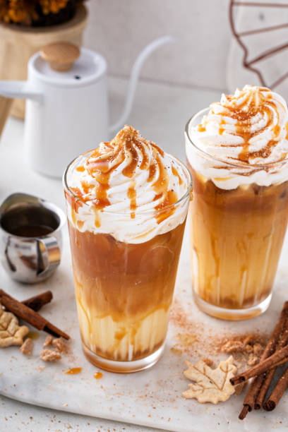 mrożona latte z przyprawą dyniową w wysokich szklankach zwieńczona bitą śmietaną - pumpkin latté coffee spice zdjęcia i obrazy z banku zdjęć