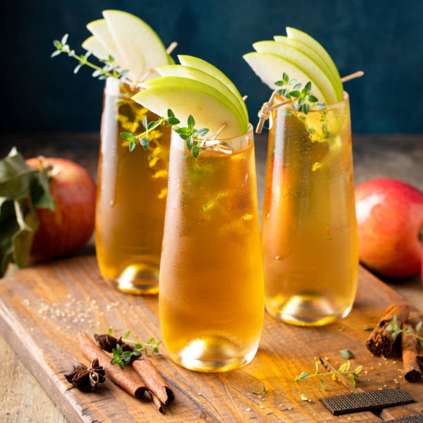 mimosa de sidra de manzana para el brunch de otoño, idea de cóctel de otoño - soft cider fotografías e imágenes de stock