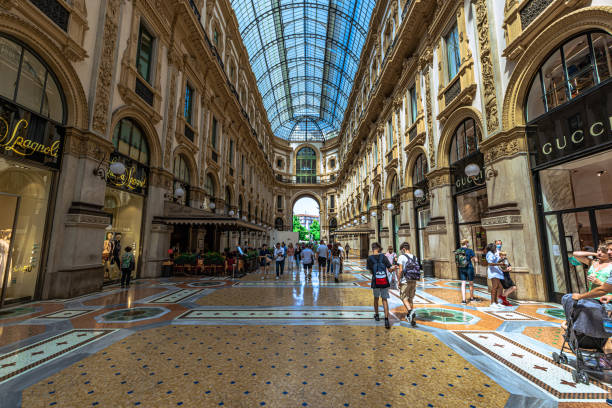 вид интерьера галереи моды витторио эмануэле ii в милане, италия. - galleria vittorio emanuele ii стоковые фото и изображения