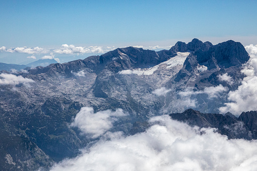 Der Dachstein ist in 2995m hoher Berg an der Grenze von Oberösterreich und Steiermark. Er ist der östlichste vergletscherte Berg der Alpen und im Einfluss der Klimaerwärmung sind dies stark von der Abschmelzen betroffen.