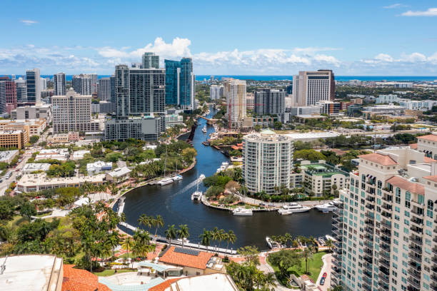 prise de vue aérienne par drone - miami florida skyline florida city photos et images de collection