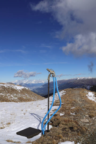 un cañón de nieve - mountain winter season machine snow making machine fotografías e imágenes de stock