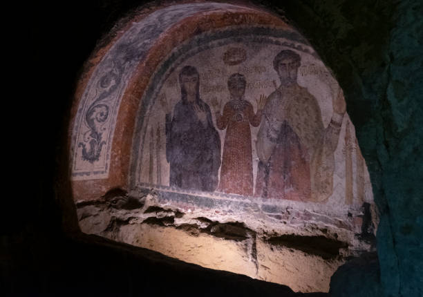 catacombe di san gennaro il dipinto funebre con motivi religiosi, napoli, italia - catacomb foto e immagini stock