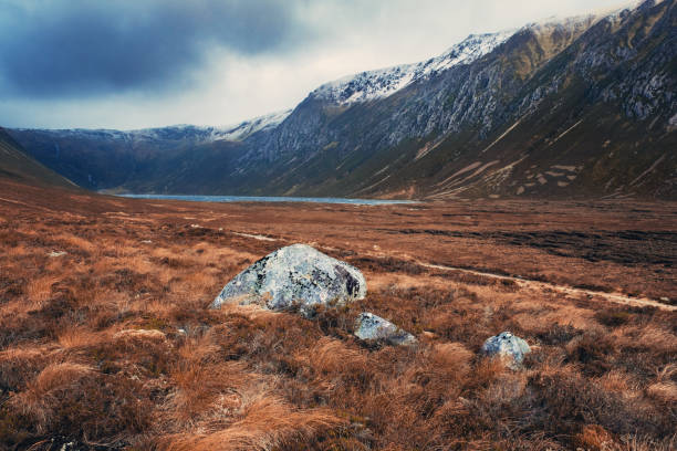 loch einich, cairngorms, schottland, winter - regenstein stock-fotos und bilder