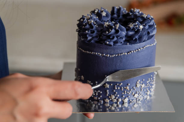 istock Leveling the cream on the sponge cake with spatula. 1443932160
