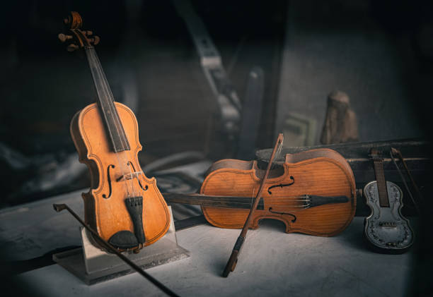 vecchi strumenti musicali, violini e violoncello - classical music music musical instrument brown foto e immagini stock