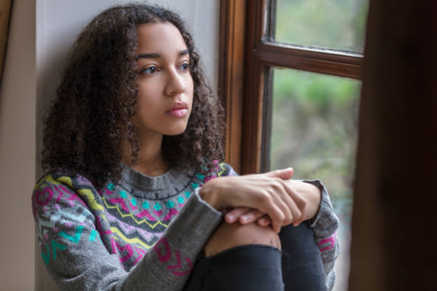 triste mixto raza americano africano mujer adolescente - depression fotografías e imágenes de stock