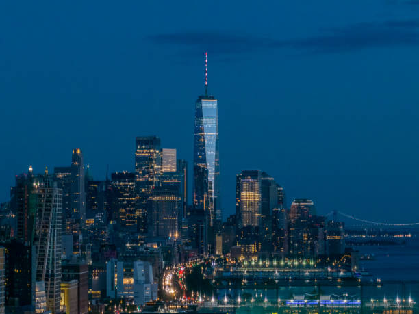 lower manhattan all'ora blu - dramatic sky manhattan moody sky new york city foto e immagini stock