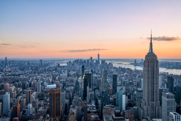 paysage urbain de new york au coucher du soleil - manhattan skyline downtown district night photos et images de collection