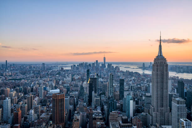 paisagem urbana de nova york ao pôr do sol - manhattan skyline downtown district night - fotografias e filmes do acervo