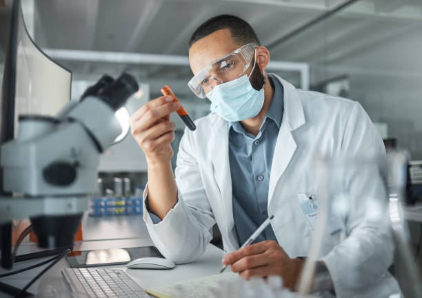 covid、科学、または血液研究、イノベーション、ワクチン、または治療法のために実験室で試験管を使用してdnaに取り組んでいる男性科学者。ラボの専門科学者によるイノベーション、ヘル� - research science laboratory dna ストックフォトと画像