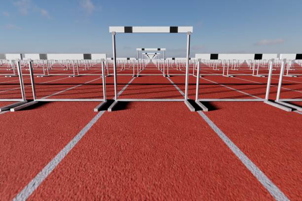 image d’un stade d’athlétisme injuste où seule votre voie a des obstacles élevés - hurdling photos et images de collection