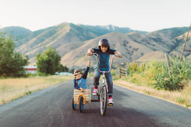 sidecar racers - ten speed bicycle - fotografias e filmes do acervo