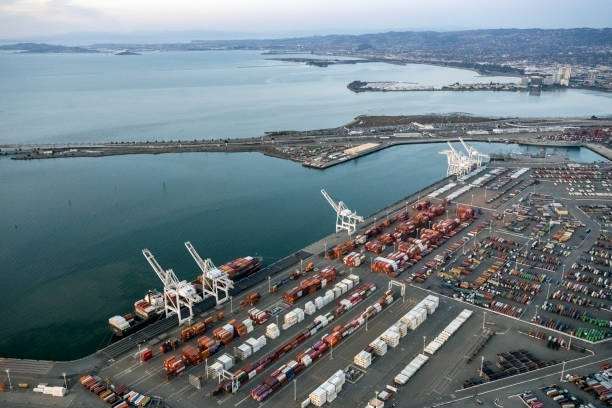 オークランド港の空撮 - oakland california commercial dock harbor california ストックフォトと画像